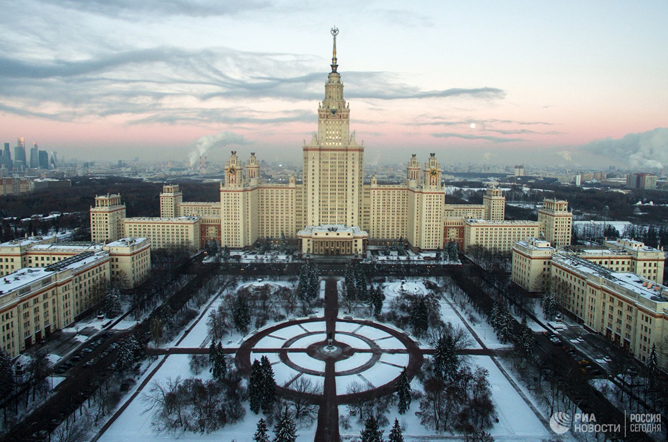 Московский государственный университет имени М.В.Ломоносова приглашает на День открытых дверей.