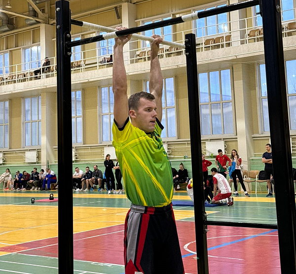 Участник подтягивания обязан.